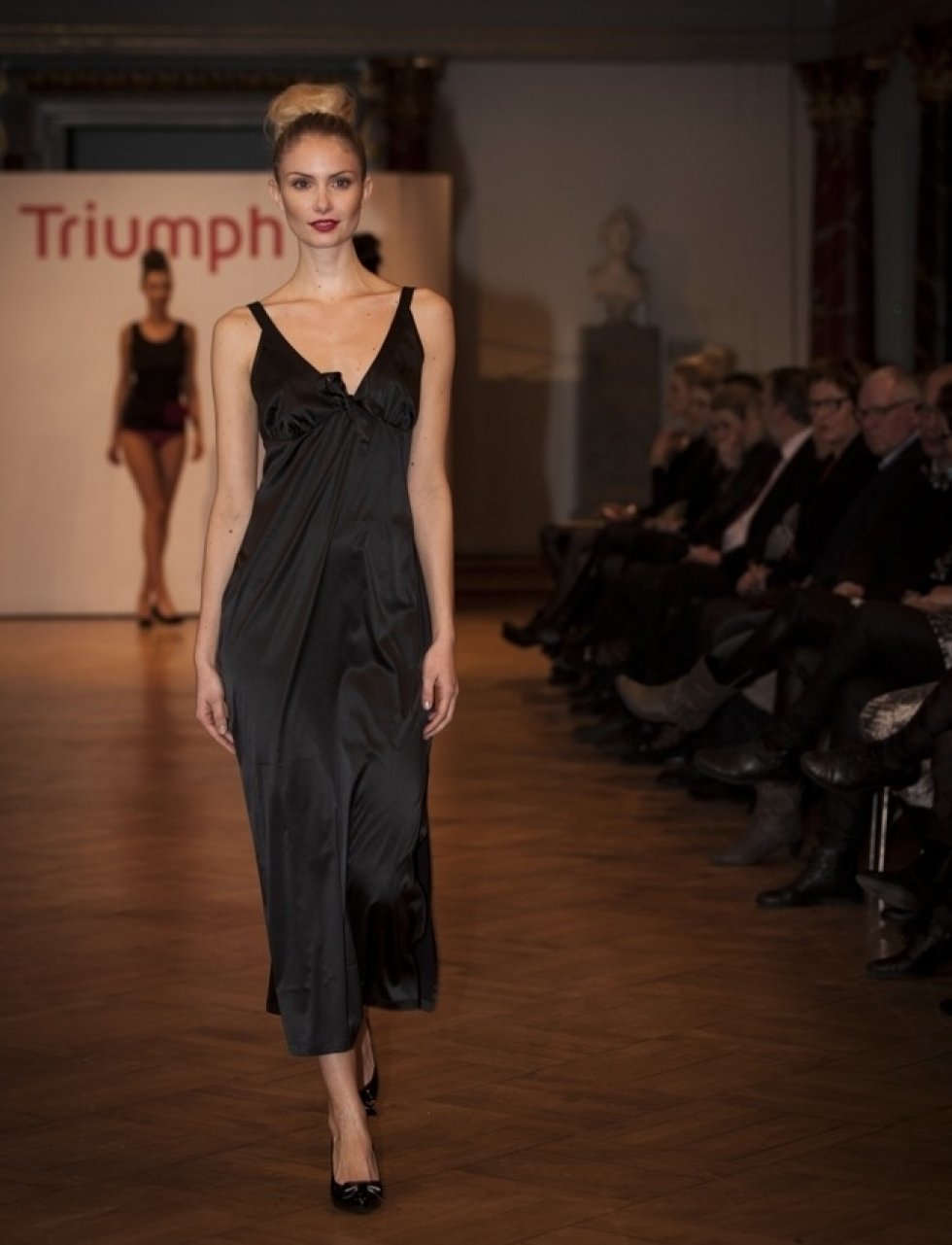 Smuk lang natkjole med flotte fald. - Copenhagen Fashion Week: Triumph