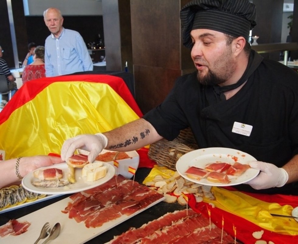 Buffeten på Designhotel R2 indbyder til et rent festmåltid med masser af spanske specialiteter. - Fuerteventura - kun for par
