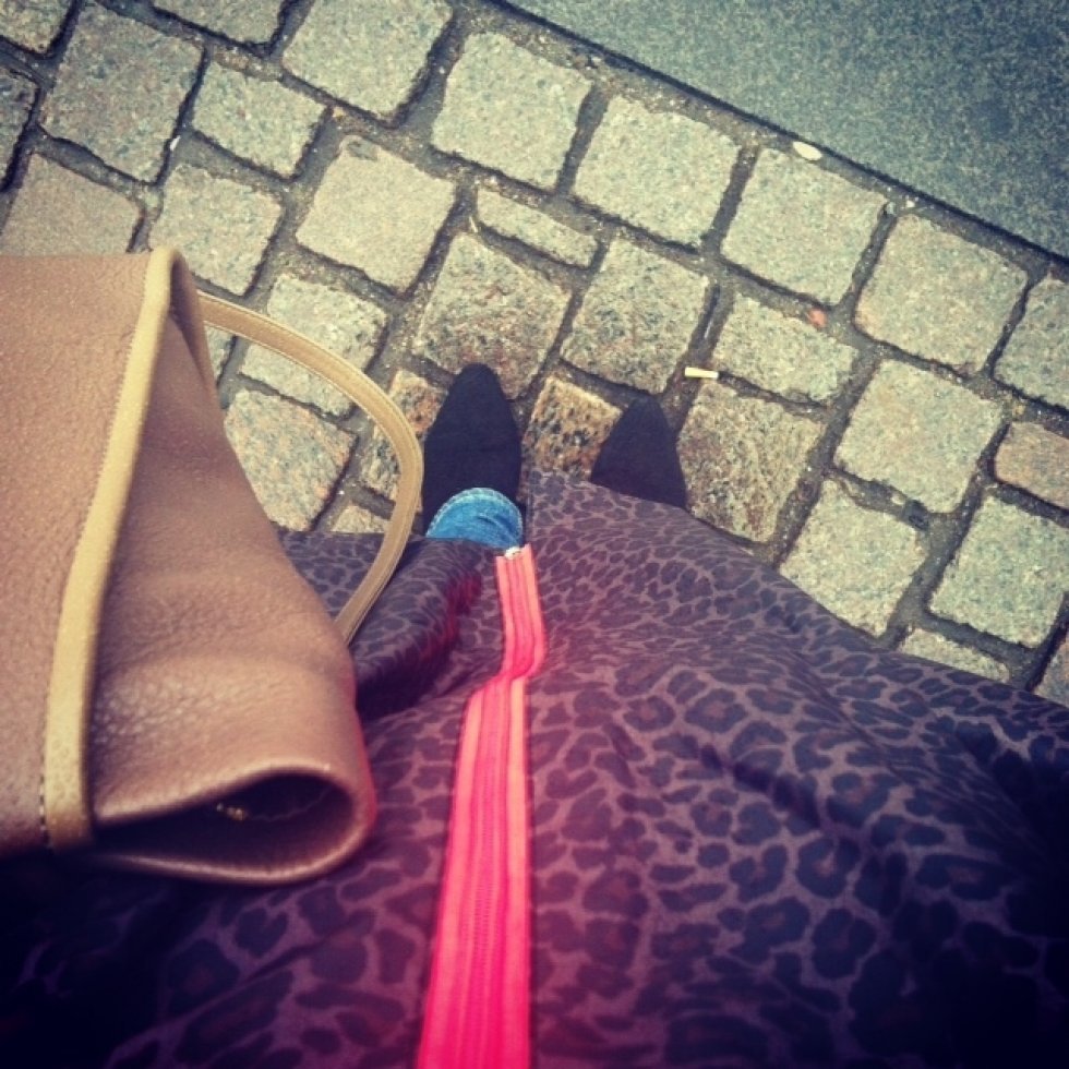 Regnvejr kommer altid lidt bag på mig, og jeg kan ikke helt finde ud af at klæde mig på til det. Derfor stavrede jeg også rundt på Kongens Nytorv i ruskindsstøvler, da det stod ned i lårtykke stråler tidligere på ugen. Men hey! It's fashion :) (Støvler: Acne, jeans: Acne, regnslag: Deamond, taske: See by Chloé) - Instagrams fra livet