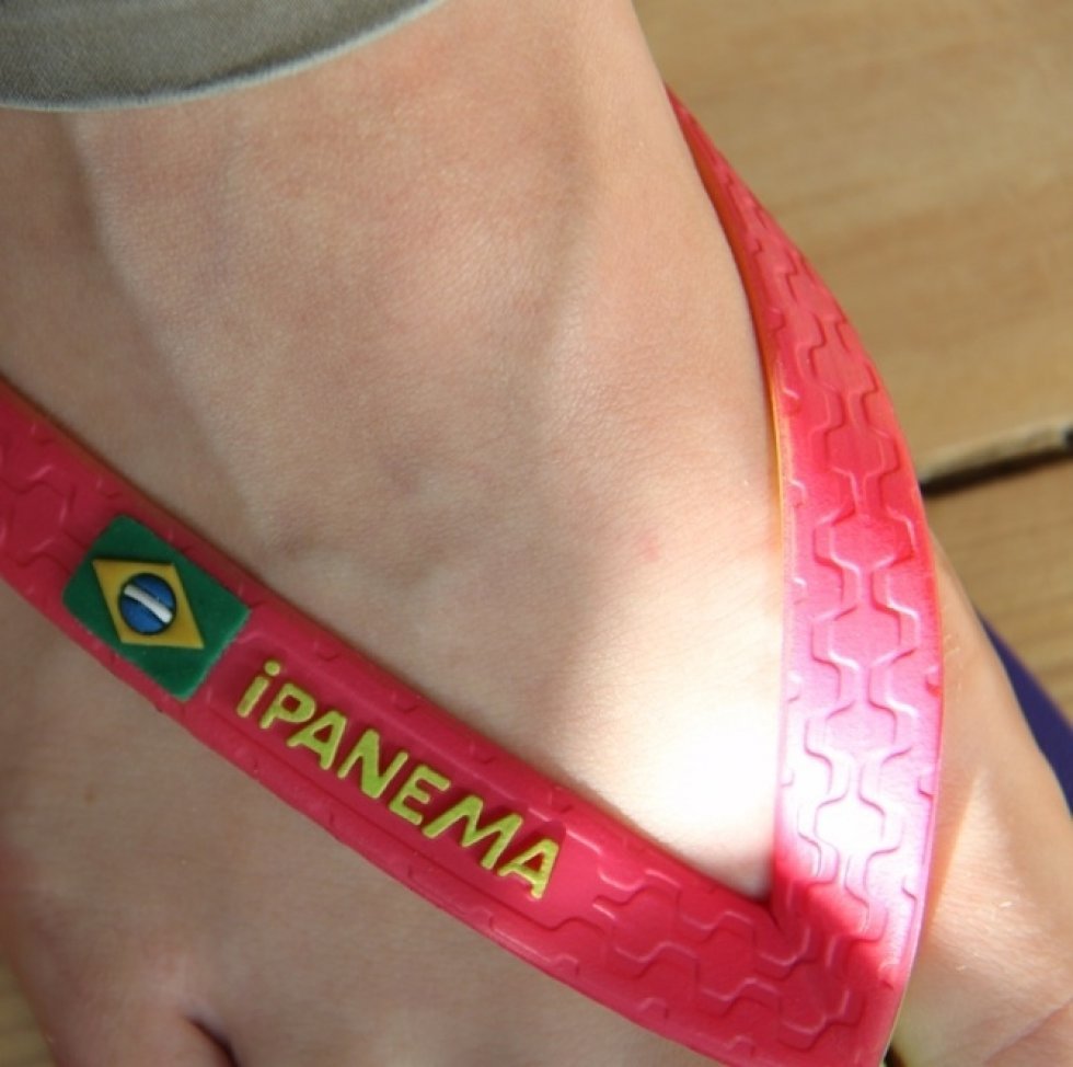 Ipanema Brasil Bicolor Unisex sandaler findes i flere forskellige farver og kombinerer forskellige farver i hver sandal, hvilket er super sommerligt. - [Konkurrence] Sandaltid = Ipanema-tid