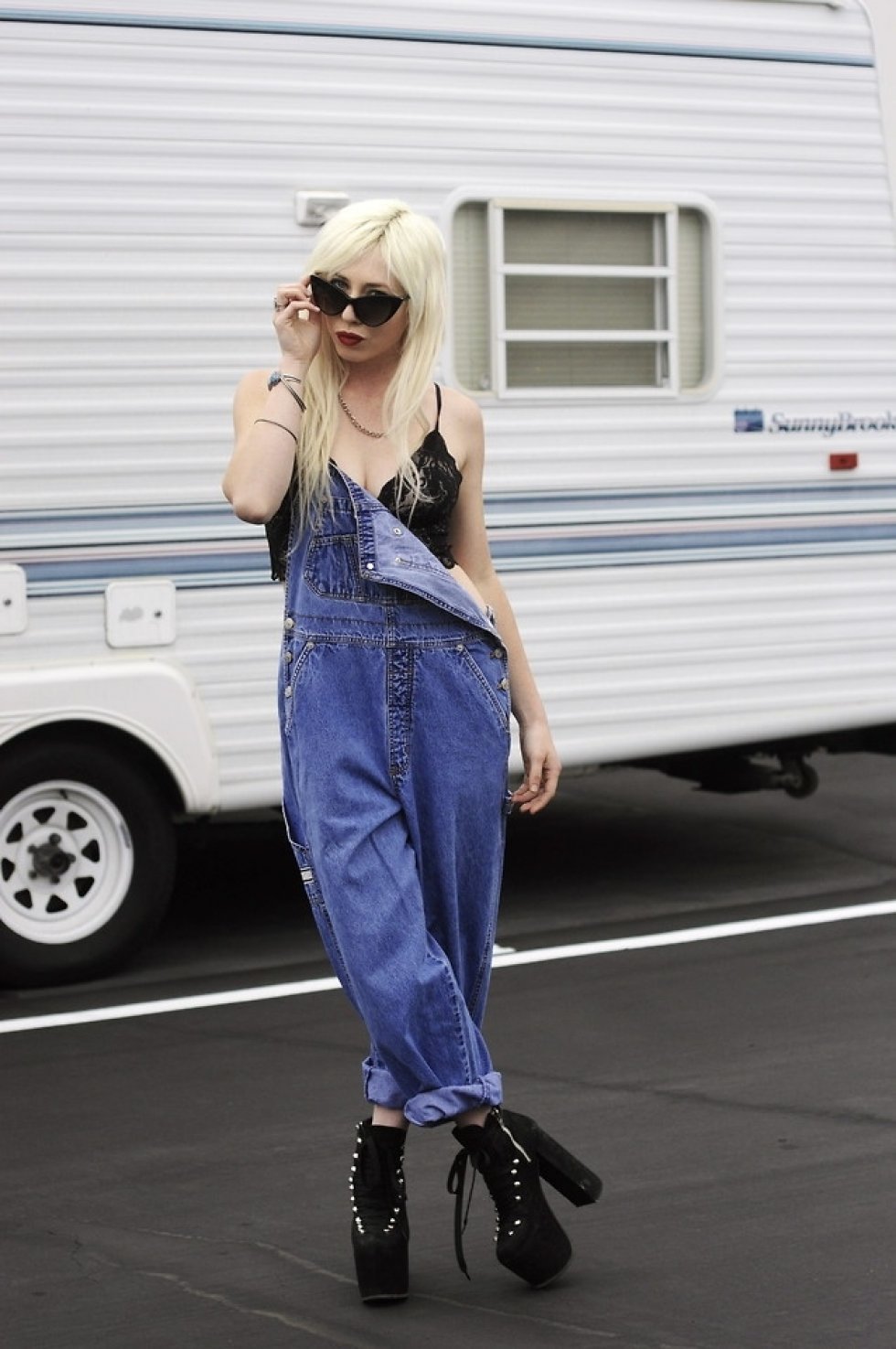 Foto: http://lookbook.nu/look/3560181-Captains-Helm-Sunglasses-Vintage-Lace-Top-Thrifted - Trend 2013: Overalls