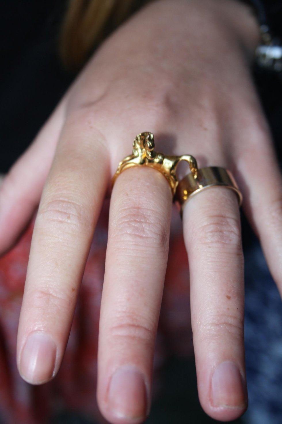 Detalje: Skulpturel finger-ring fra Stine Goya. - Copenhagen Fashion Week: Gademode