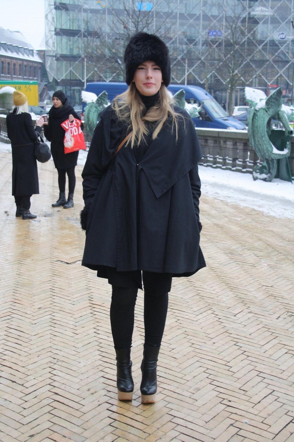Sort look med voluminøs frakke, som grundelement og særprægede plateausko  og russiske relationer, som de øjnefaldende detaljer. - Copenhagen Fashion Week: Gademode
