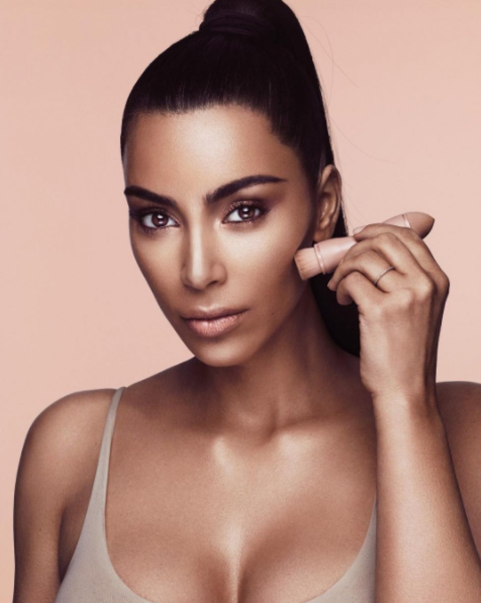 KKW Beauty: Kim Kardashian lancerer crème contour og highlight kit 