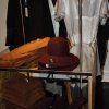 Bordeaux Hat, striktrøjer, handsker og råhvid kjole! - Weekday Opening i Odense
