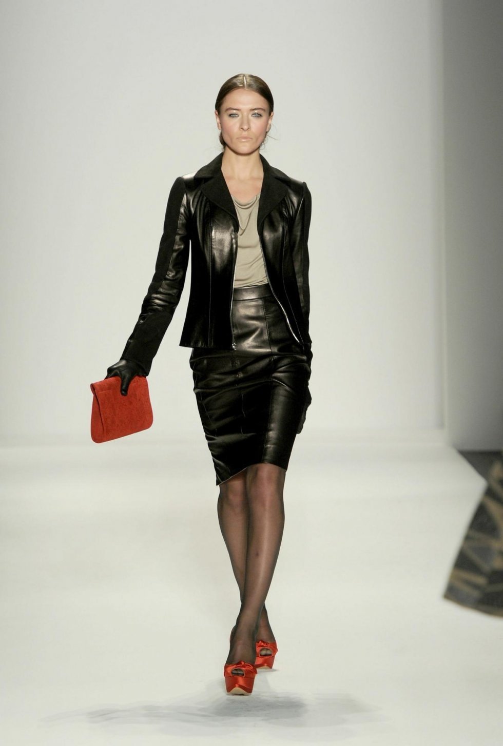 Billedet fra Elene Cassis Fall 2011 show, under Mercedes-Benz Fashion Week Fall 2011. - Tendens 2012: Læderfetish