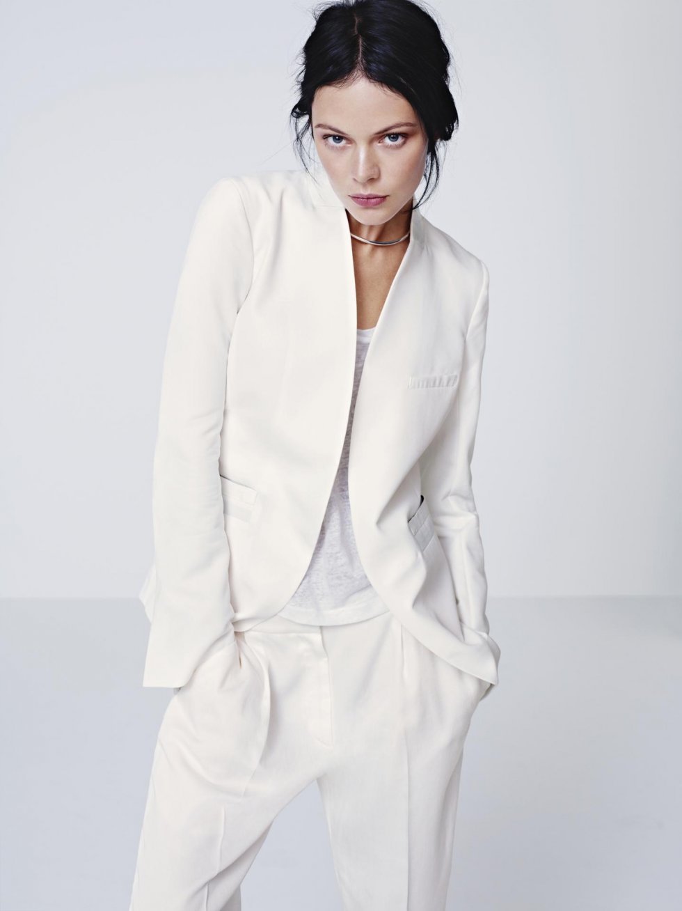 Gennemført hvidt på hvidt look med hvidt jakkesæt og hvid tanktop. Pressebillede fra H&M - Fotograf Kacper Kasprzyk - Traditionel forårstendens: Farven hvid!
