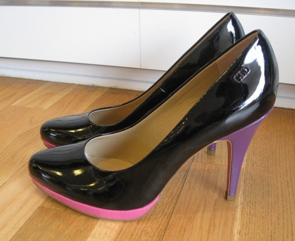 Skønne heels i lak med farvesplash på hæl og sål. - Pressedag hos Star PR