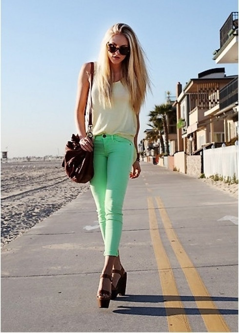 http://lookbook.nu/look/3184773-cheyenne-meets-chanel-com - Trend 2012: Farverige jeans
