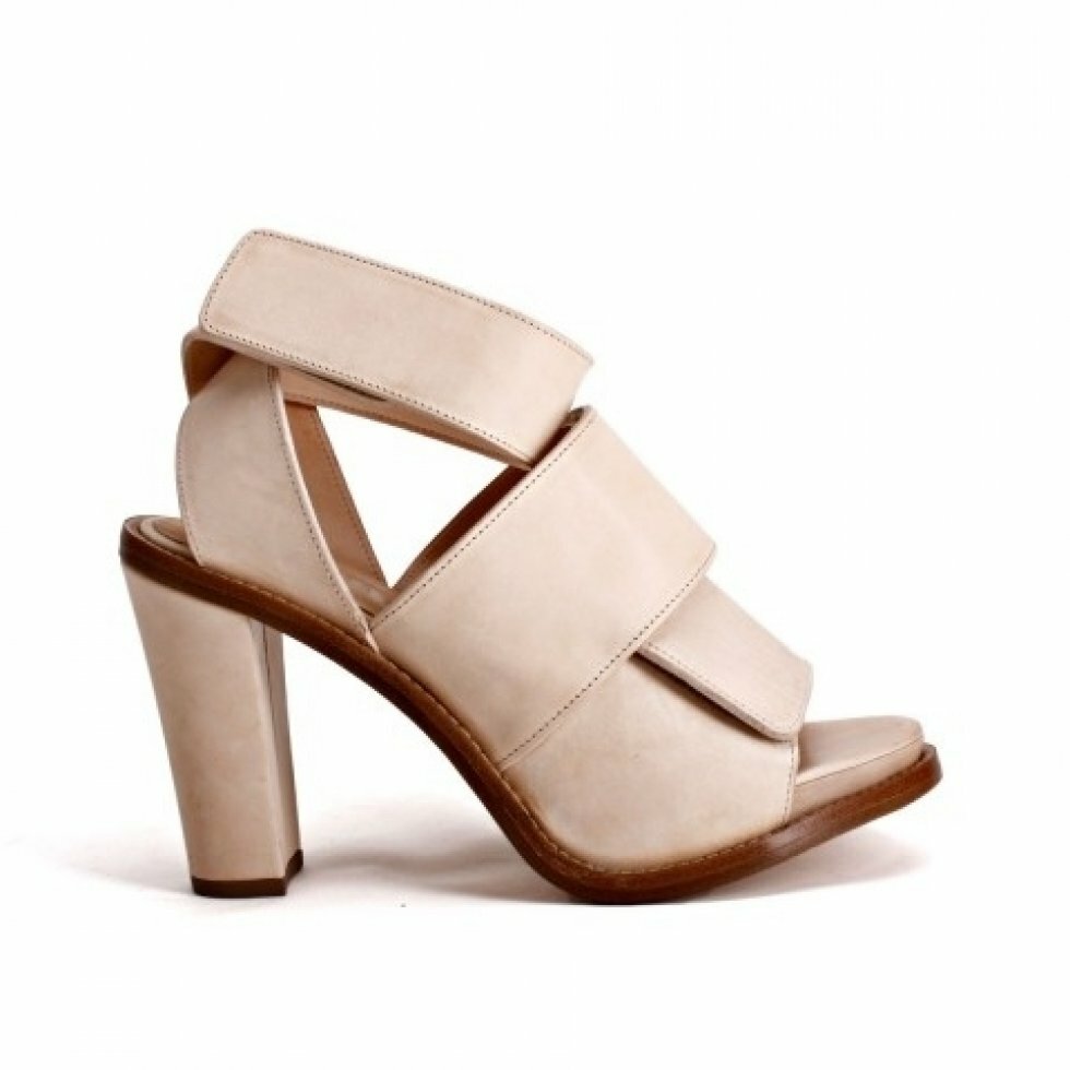 Høje sandaler fra Acne - Fundet på: www.stoy-munkholm.com - Trend 2012: Farverige og skulpturelle sko