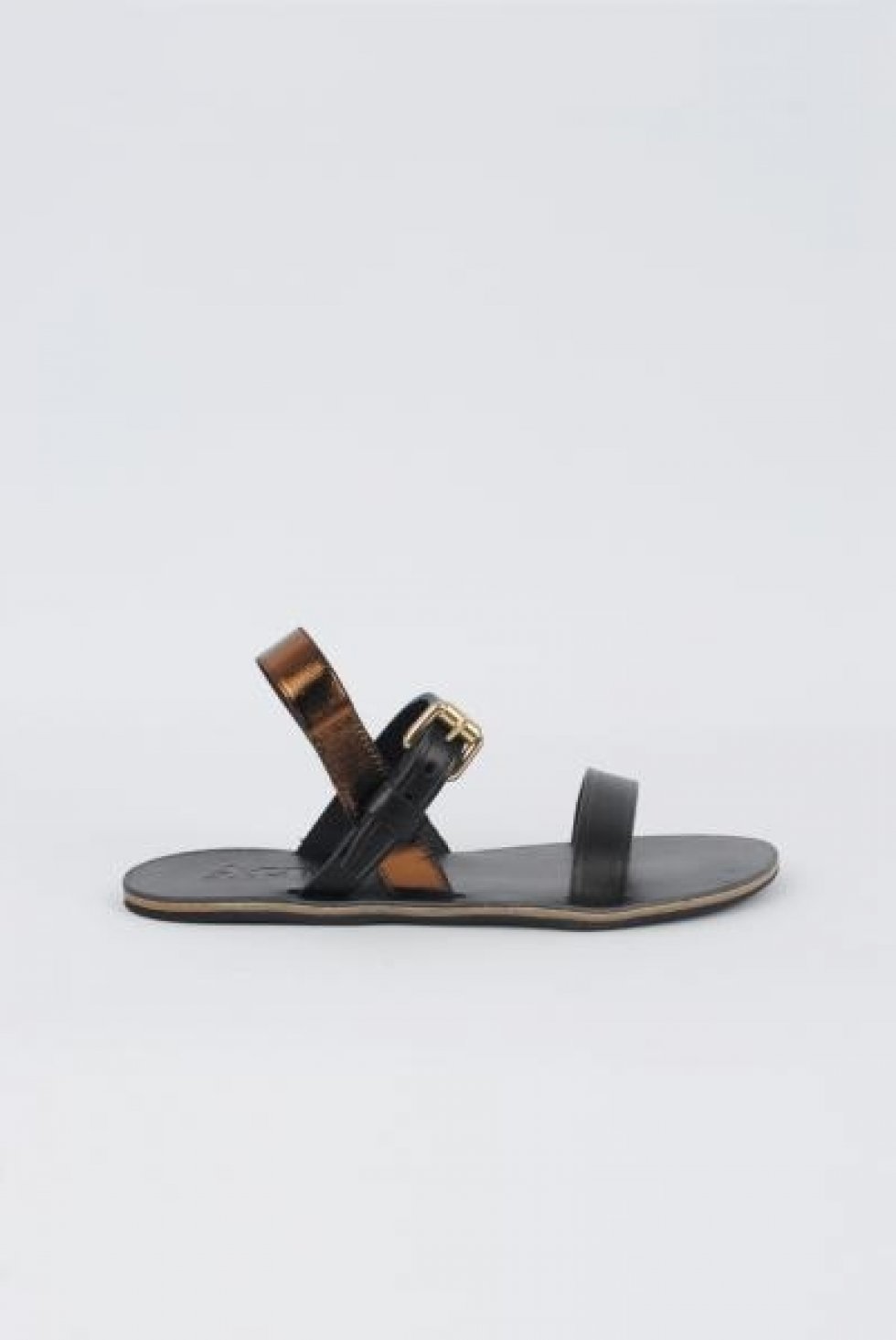 Flade sandaler fra Acne - Fundet på: www.dr-adams.dk - Trend 2012: Farverige og skulpturelle sko