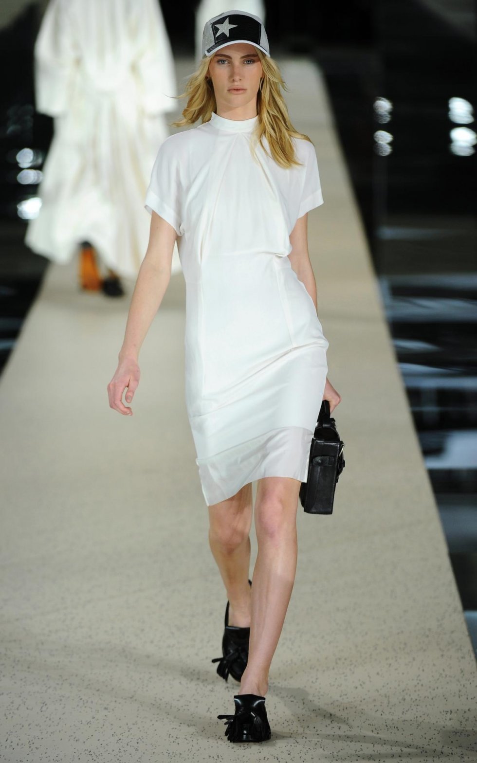 Hvid kjole fra Acne - Findes på www.Acnestudios.com (pressebillede) - Sæsonens sommerkjoler