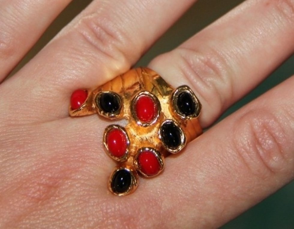 Smuk Arty Dot ring fra YSL med farverige sten. - Farvesplash!
