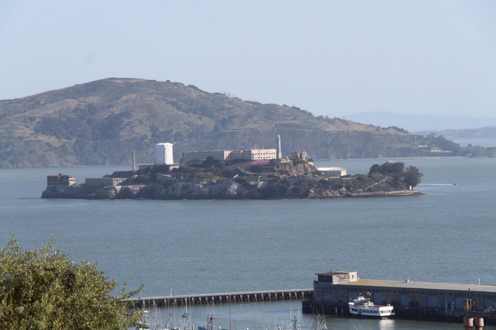 Alcatraz ligger lige uden for byen, og man kan se fængslet fra mange af byens høje punkter. - San Francisco