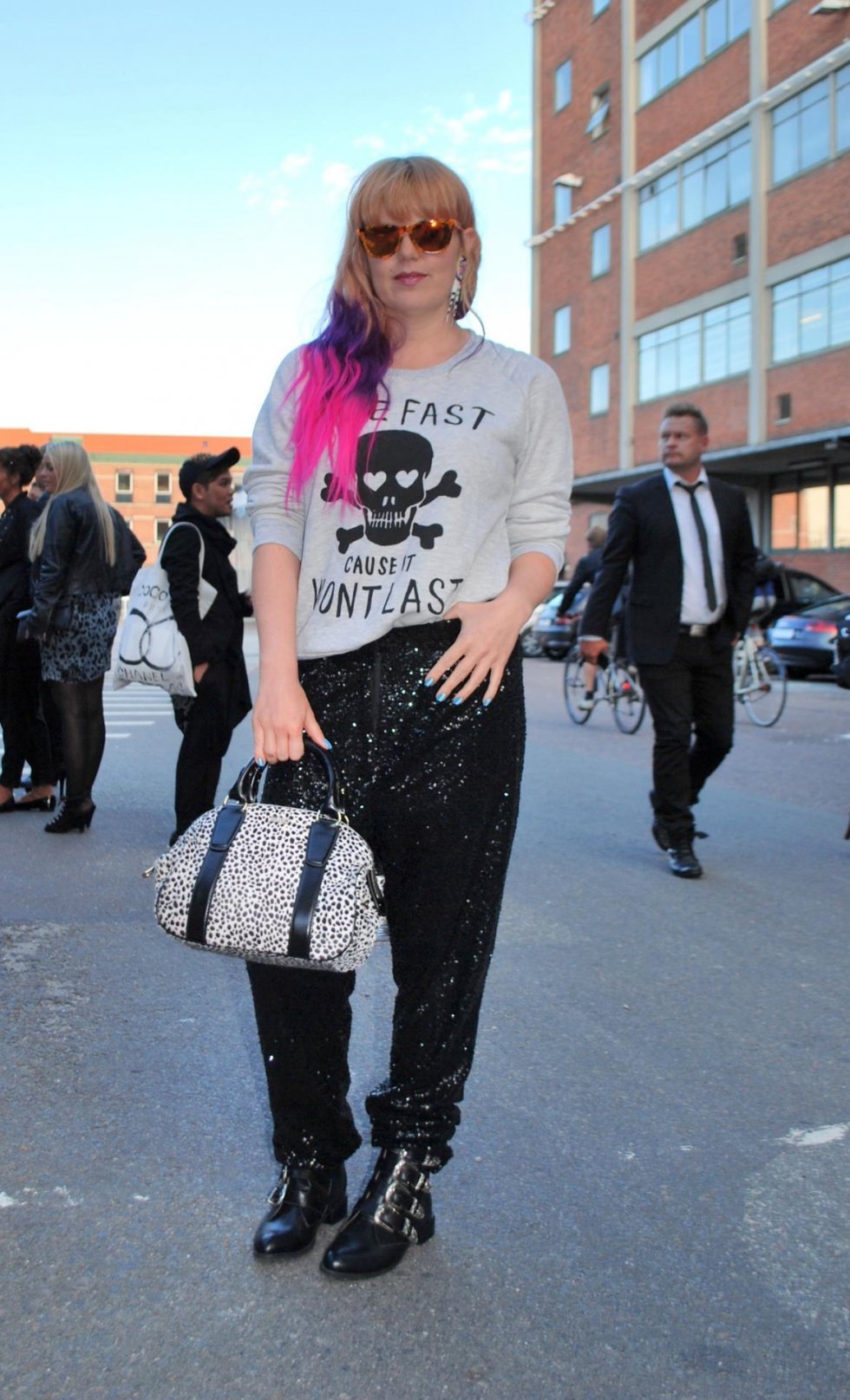Casual sweater + Paillet-belagte bukser - Gademode: Copenhagen Fashion Week