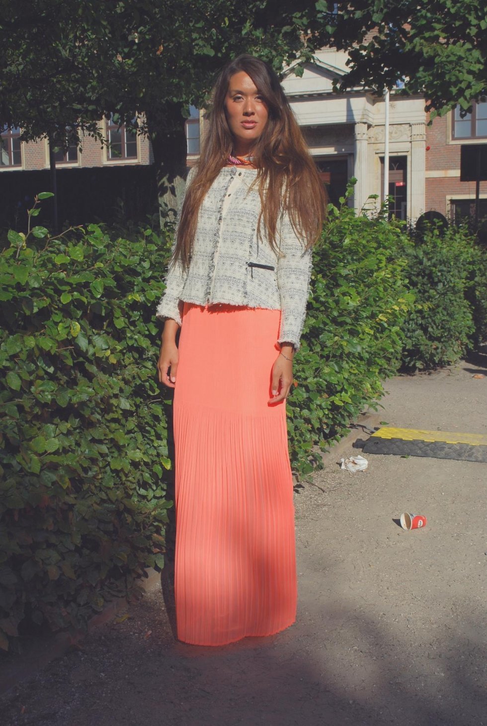 Farverig maxi nederdel + feminin jakke og multimønstret halskæde! - Gademode: Copenhagen Fashion Week