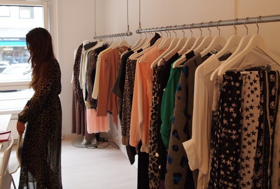 Emilie har showroom i det inde København. Her har hun blandt andet samlet nogle af det lækre tøj, hun sælger. - Kvinde i fokus: Emilie Delance