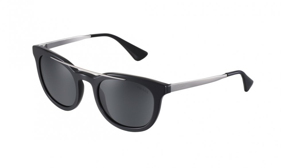 Prada SPR 13P: Lidt en klassisk 80'er brille - og så bare slet ikke! Sort tungt stel med lette metaldetaljer. - Solbrille-nyheder 2013