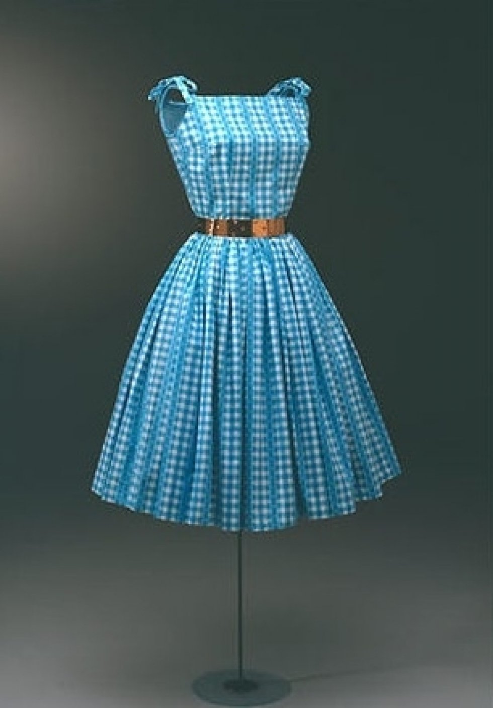 Brigitte Bardot-inspireret kjole fra 1950'erne med tern. Foto: Nationalmuseet - Modens historie