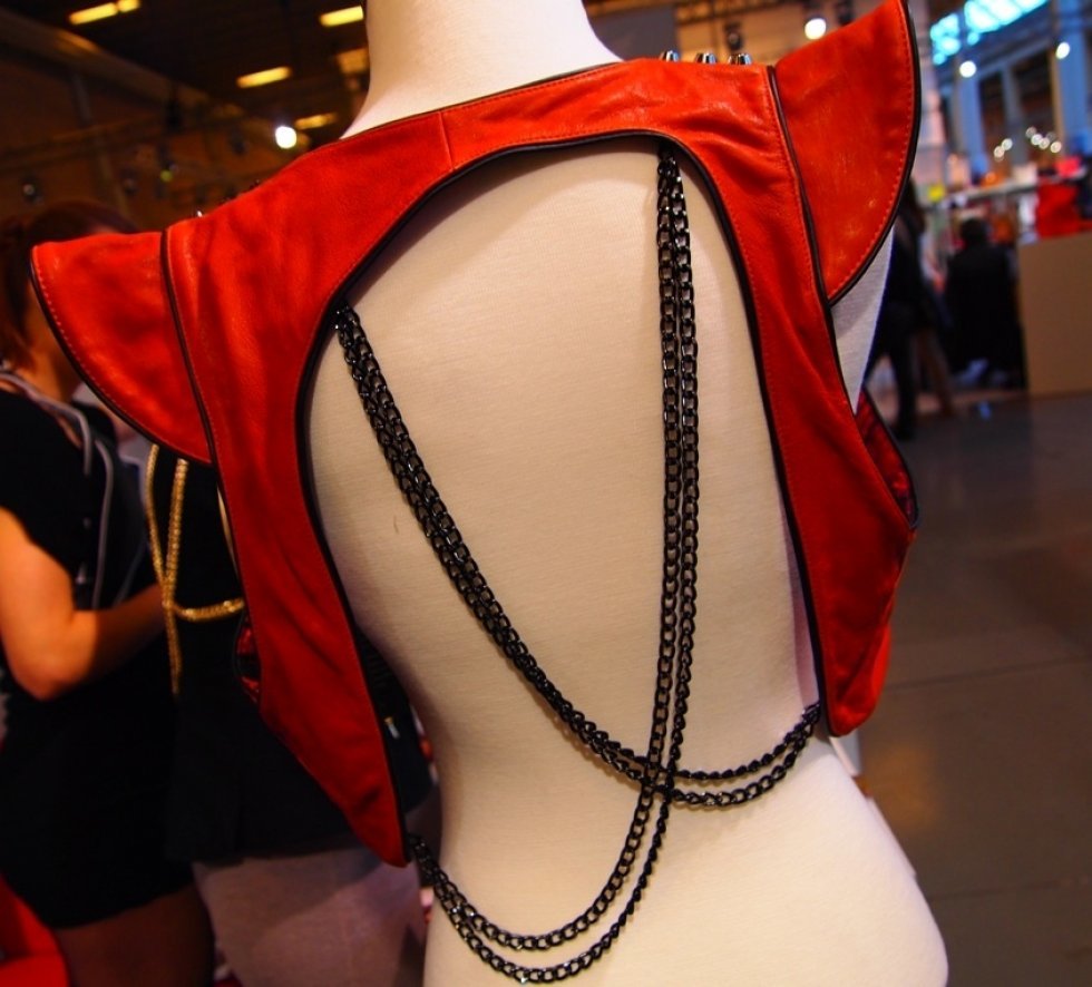 Cool asymmetrisk vest med kæder på ryggen - og naturligvis indbyggede lommer til necessities. - MRJ Hands-free bags - designeren bag