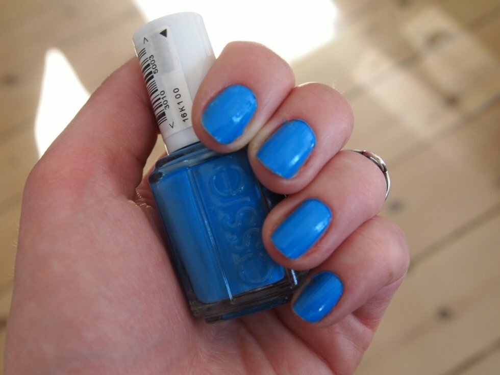 avenue maintain er noget nær den hotteste blå farve, neglene kan komme i nærheden af i denne sæson! - essie forår 2013