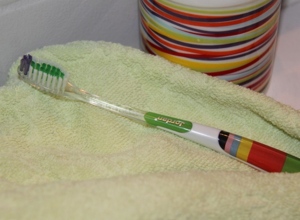 De nye tandbørster kan fint matche den øvrige badeværelsesindretning. - Tandbørstning med stil