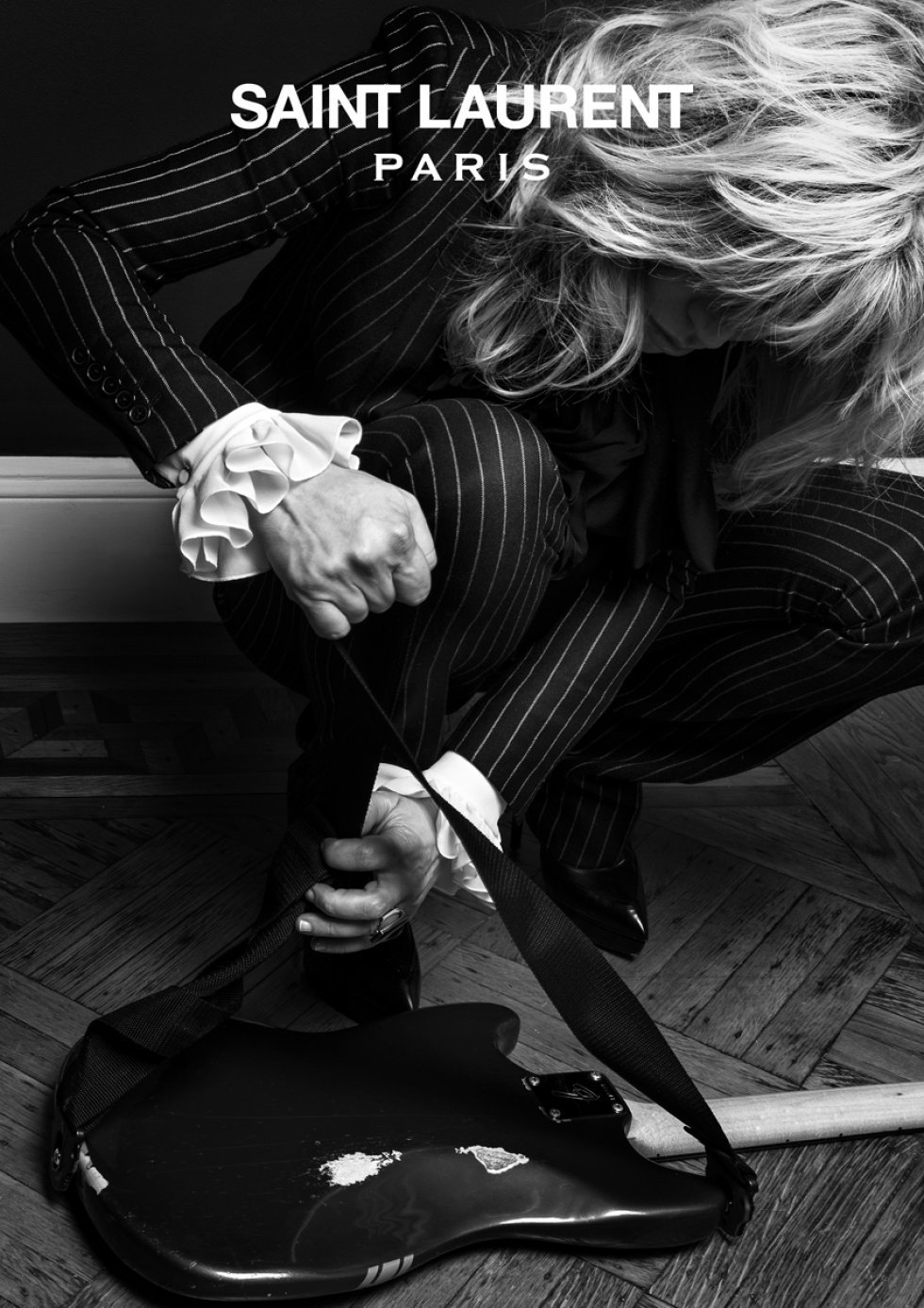 Courtney Love iført klassisk nålestribet Saint Laurent jakkesæt - Pressefoto: Saint Laurent - Yves Saint Laurent sammensmelter ikonisk mode og musik på ny