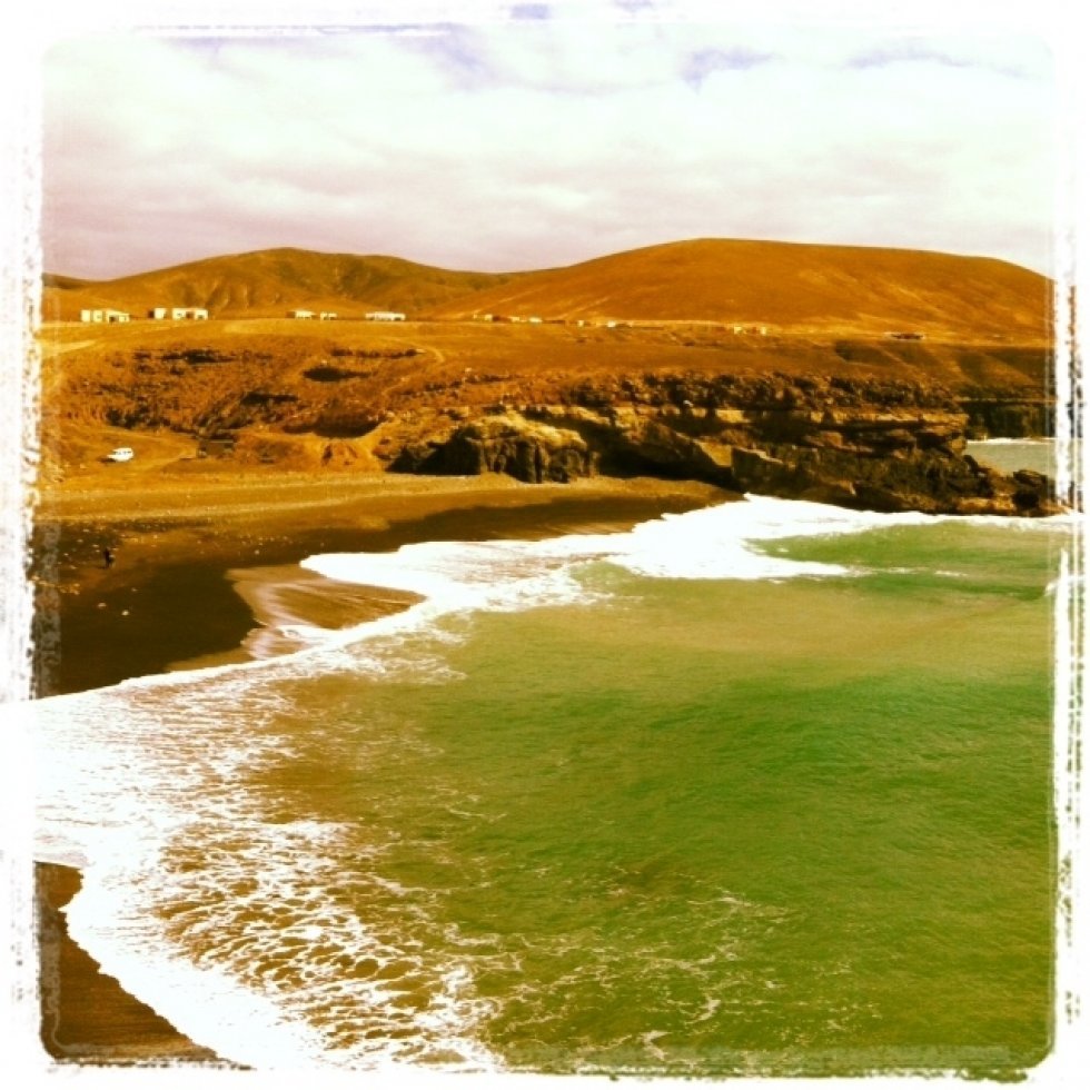 Stranden ved Ajuy er en såkaldt sort strand med næsten sort sand. - Instamoments fra Fuerteventura