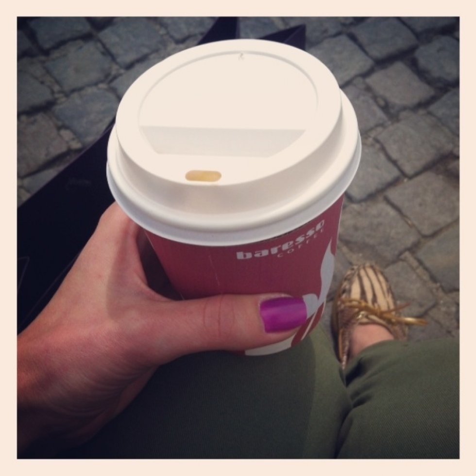 Dagens mors dags-treat: En lille latte fra Baresso i solen. Sad og gloede ud i luften i hele ti minutter - DET sker sjældent! Og ja, der er de skønne Sperry Topsiders igen :) - Instagrams fra livet