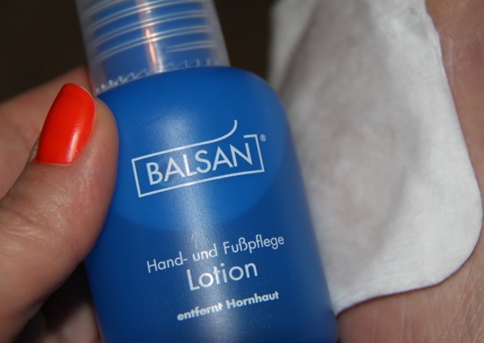 Balsan lotion hældes ganske enkelt ud på en vatrondel, der er placeret på den hårde hud. - Vejen til bløde sommerfødder