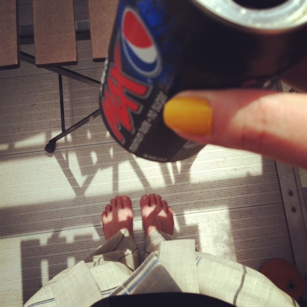 Weekenden var en stor solstrålehistorie! Og en Pepsi Max i solen er simpelthen noget af det bedste! (Lak: Maybelline Colorshow, bukser: Vivienne Westwood) - Instagrams fra livet