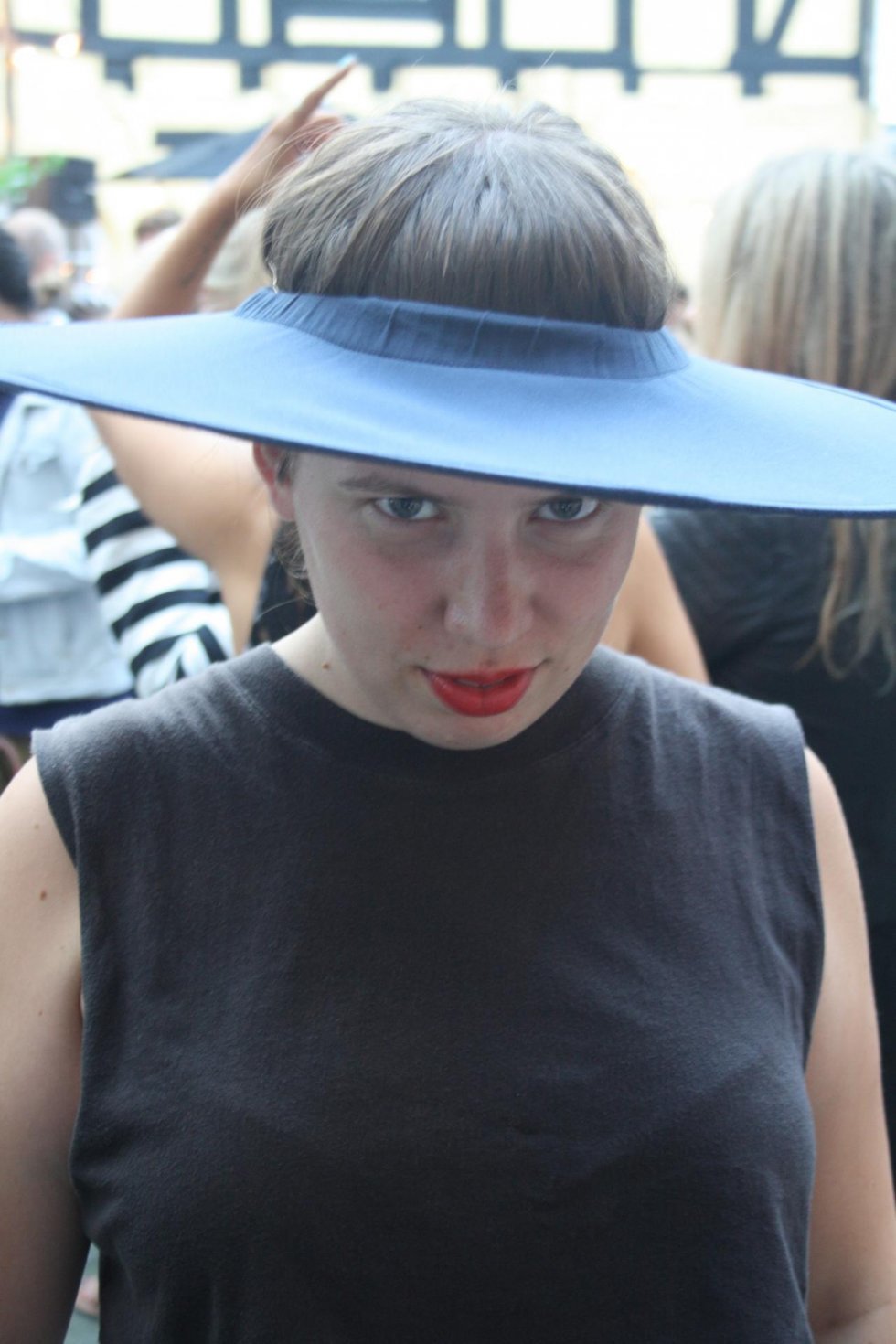 Oversize hat + røde læber til Filippa K x Cover-event. - Copenhagen Fashion Week: Gademode