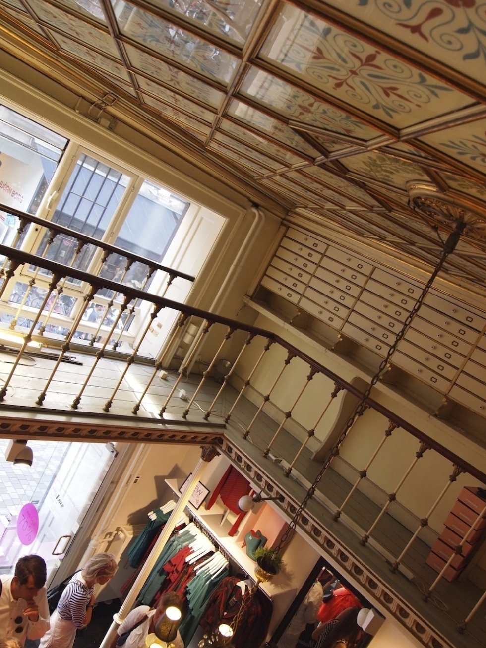 De smukke lofter og små skuffer er et levn fra dengang, butikken rummede en handskebutik. - Copenhagen Fashion Week: Out and about