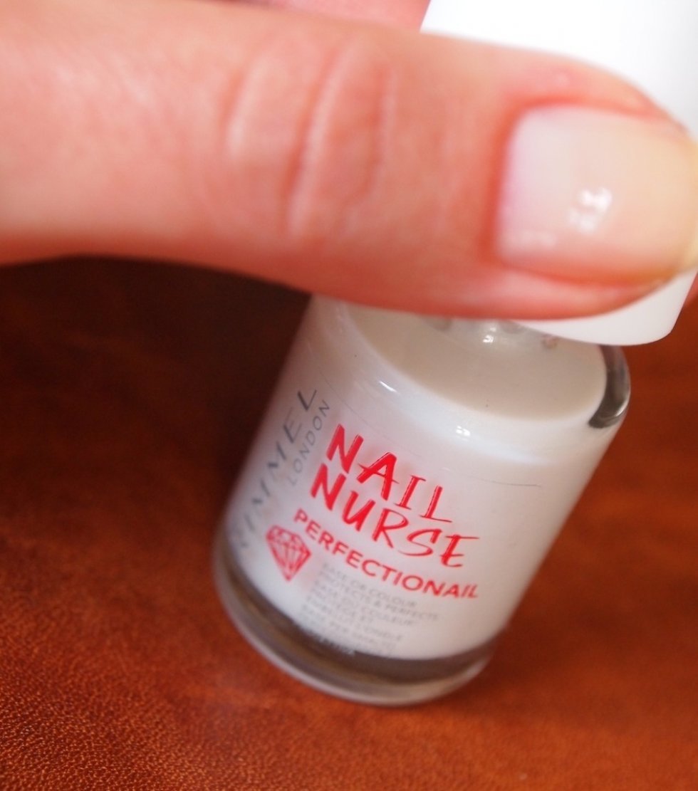 Nail Nurse Perfectionail er mat, når den er i flasken, men helt klar, når den lægges på neglen. - Det lille ekstra til neglene: Underlak og overlak