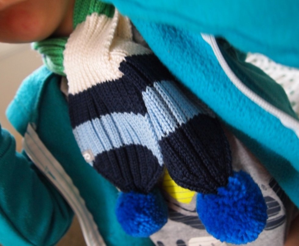 Fint tørklæde fra Reimas nye a/w 2013 kollektion. Er vild med de søde kvaster og fine farver! - Reima efterår og vinter 2013