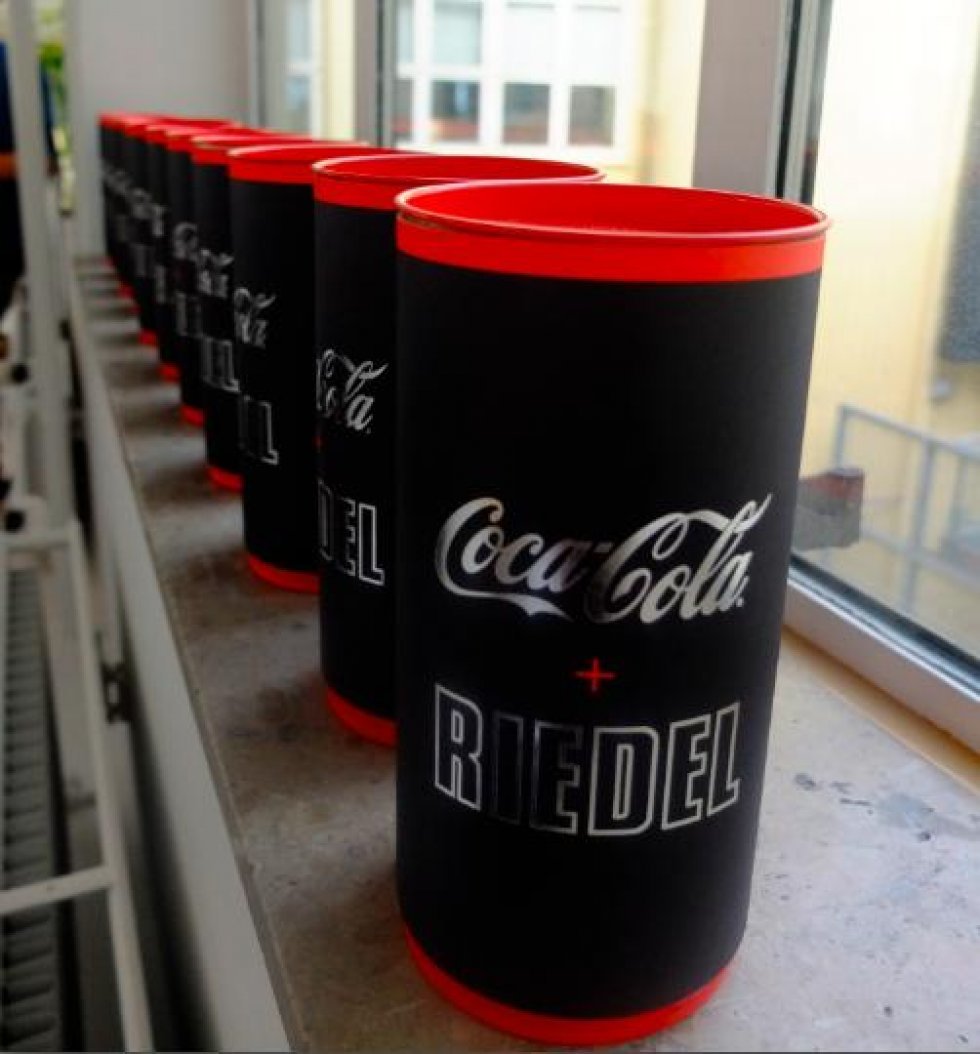Coca-Cola-glassene fra Riedel kommer i en ret så sej cylinder. - Coca-Cola + Riedel