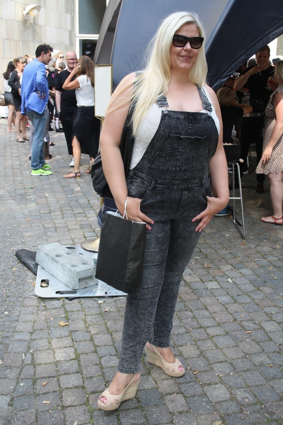 Kurvet fashionista, Ditte Vallø fra Marilynscloset.dk, i smækbukser. - Copenhagen Fashion Week: Gademode