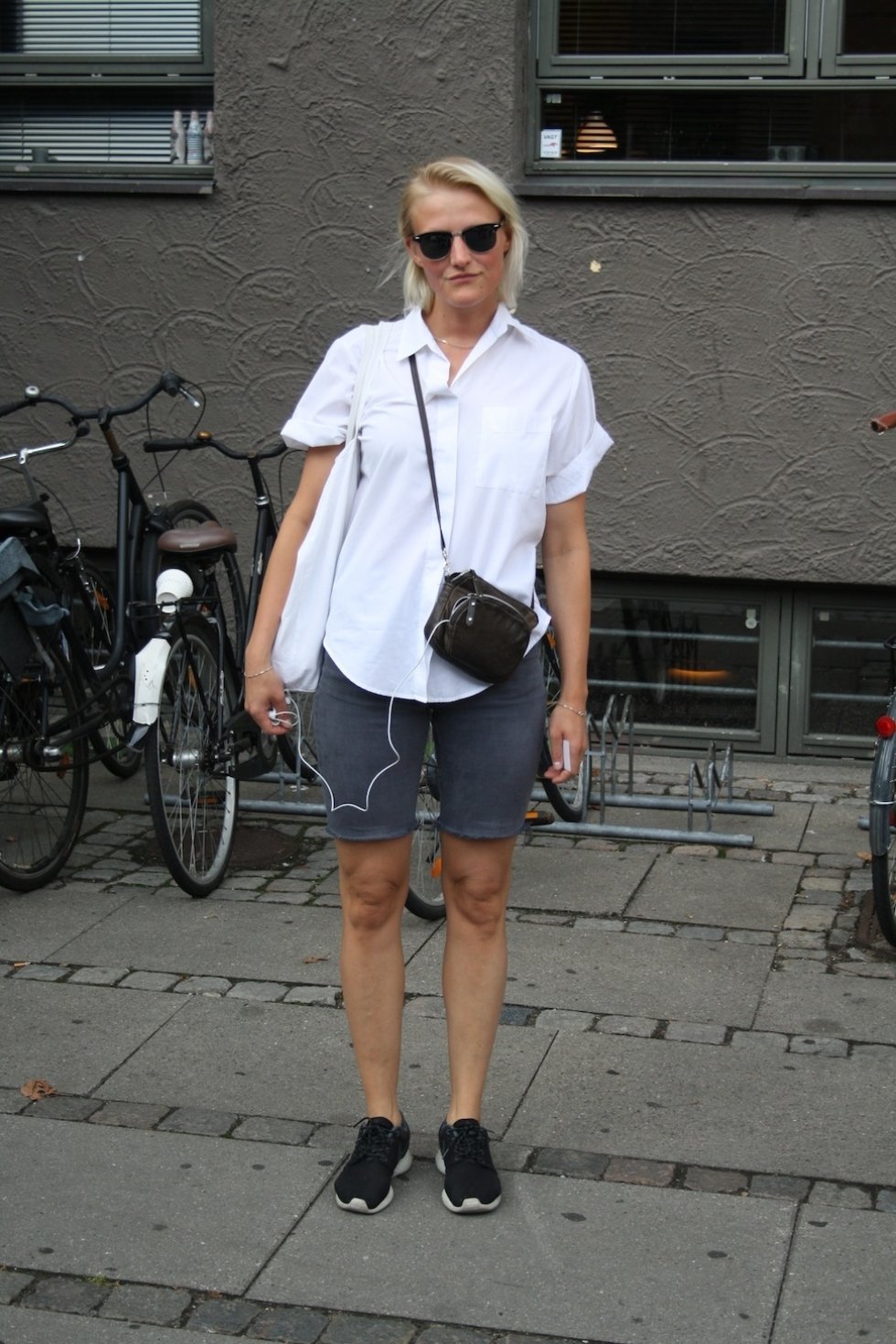 Keep it simple med klassisk skjorte og flade sneakers. - Copenhagen Fashion Week: Gademode