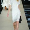 Alsidig hvid kjole fra svenske Acne, kombineret med casual accessories. Pressebillede fra Acne  - Traditionel forårstendens: Farven hvid!