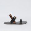 Flade sandaler fra Acne - Fundet på: www.dr-adams.dk - Trend 2012: Farverige og skulpturelle sko