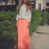 Farverig maxi nederdel + feminin jakke og multimønstret halskæde! - Gademode: Copenhagen Fashion Week