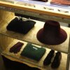 Disken med trøjer, hat, sko, punge og handsker. - Weekday Opening i Odense