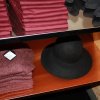Bordeaux farver + sort hat og støvletter! - Weekday Opening i Odense