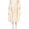 New Look anno 1947 inspireret midi kjole med talje og fyldigt skørt. Selvom farven er mere nudeagtig i nuancen kan den hører til i denne kategori. Fundet på: www.topshop.dk - Tendens AW 2012: Farven hvid!