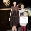 Maja Helene Hornum og hendes kreation. - UPS-uniformer som haute couture