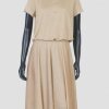 Lys 1950'er inspireret kjole fra Peter Jensen - Fundet hos: www.dr-adams.dk - Inspiration til nytårsoutfittet 2012