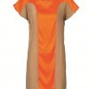 Kombiner gerne årets farver med mere nedtonede kulører som på denne kjole fra EPOQUE. - Trend 2013: Orange og gul