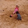 Begrav lillebror i sandet på stranden i Corralejo. - Familieferie på Fuerteventura