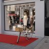 Rød læber med cykel med... - Cos flagship store er åbnet i Odense