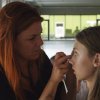 Anne Staunsager lægger aftenens makeup. Foto: Aniston.dk - [Konkurrence]: Makeup-looket fra Designers Remix